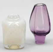 2 Vasen Opakweißes Glas mit eingestochenen Luftblasen. Mit farblosem Glas überfangen. Abriss.