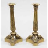 Paar Empire Kerzenleuchter Pair of Empire Candlesticks Bronze. H. 26 cm. Teilw. kannelierter Schaft.