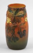 Vase mit Brombeeren und Schmetterling im Relief Kgl. Hof-Terrakottafabrik Peter Ipsens Enke,