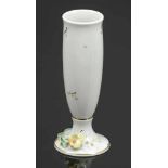 Moderne Vase mit plastischer Butterblume Staatliche Porzellan Manufaktur, Meissen. Porzellan,