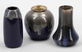 3 unterschiedliche Vasen mit Laufglasur Keramik, heller bzw. rötlicher Scherben. Laufglasur in