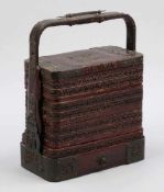 Reiskorb China, Mitte 20. Jahrhundert. Geflecht. Rotbraun gefärbt. Bronze. H. 37 cm. - Zustand: Ber.