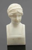 Künstler um 1900 - Büste einer jungen Frau - Alabaster. H. 15 cm. Rückseitig bez.: Conzen. Minim.