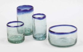 4 Blaurandgläser - Kutschergläser Mitte 19. Jahrhundert. Leicht bläuliches, blasiges Glas mit blauem