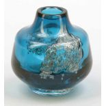 Vase mit eingestochene Luftblasenmuster Blaues Glas mit dickwandigem, farblosen Glas überfangen.