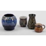 3 Vasen und 1 Henkelkrug Keramik, heller bzw. roter Scherben. Laufglasur in hellblau-blau.