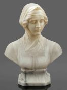 Bildhauer um 1900 - Damenbüste - Grauer Alabaster. Alabastersockel mit schwarzen Einschlüssen. H. 53