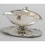 Art Dèco Sauciere auf Presentoir Georg Jensen/Kopenhagen/Dänemark, um 1925. 925er Silber. Punzen: