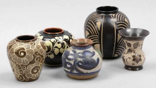 5 Vasen mit Blumen und geometrischem Muster Soholm Stentoj, Bornholm u. a. Keramik, heller Scherben.