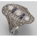 Ring mit Diamanten und Saphiren Um 1900 Platin, ungestemp. 3 Diamanten im Altschliff zus. ca. 0,7 ct