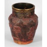 Vase China, 18. Jahrhundert. Ton. Rot und Gold bemalt. H. 25,5 cm. Umlaufender, reliefierter Dekor