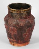 Vase China, 18. Jahrhundert. Ton. Rot und Gold bemalt. H. 25,5 cm. Umlaufender, reliefierter Dekor