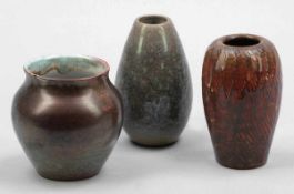 2 Vasen und 1 Vase Keramik, rötlicher und brauner Scherben. Reduktionsglasur rot-grün und