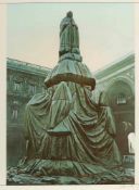 Christo 1935 Gabrovo (Bulgarien) - lebt und arbeitet in New York - "Wrapped monument to