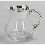 Wasserkrug / Water Jug Silber. Glas. H. 15,5 cm. Liter 1. Der Glaskorpus ist mit einer Silberschicht