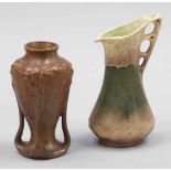 Vase und Henkelkrug Denert et Balichon (Denbac), Vierzon um 1910 u. a. Keramik. Beiger Scherben,