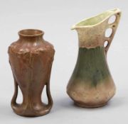 Vase und Henkelkrug Denert et Balichon (Denbac), Vierzon um 1910 u. a. Keramik. Beiger Scherben,