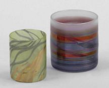 2 unterschiedliche Vasen Isgard Moje-Wohlgemuth 1979 und 2001. Farbloses Glas, mattiert. In Grün,