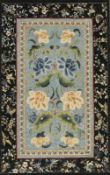 Seidenstickerei Silk Embroidery China, um 1900. Seide. Brokatbordüre. 59 x 36 cm. Unter Glas. Auf