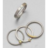 Vier Design-Ringe aus Platin 950 Platin, gestemp. 900er GG, gestemp. Punzierung: M. 1 Diamant im