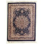 Zierteppich Iran. Seide. 40,5 x 29,5 cm. Kleiner Teppich mit blauem Grund und elfenbein- bzw.
