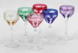 6 Weingläser Farbloses Glas. In hellrot, rot, blau, hellgelb, grün und violett überfangen.