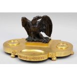 Schreibablage mit Adler Frankreich, um 1810. Bronze, feuervergoldet. 28 x 45 x 30 cm. Auf