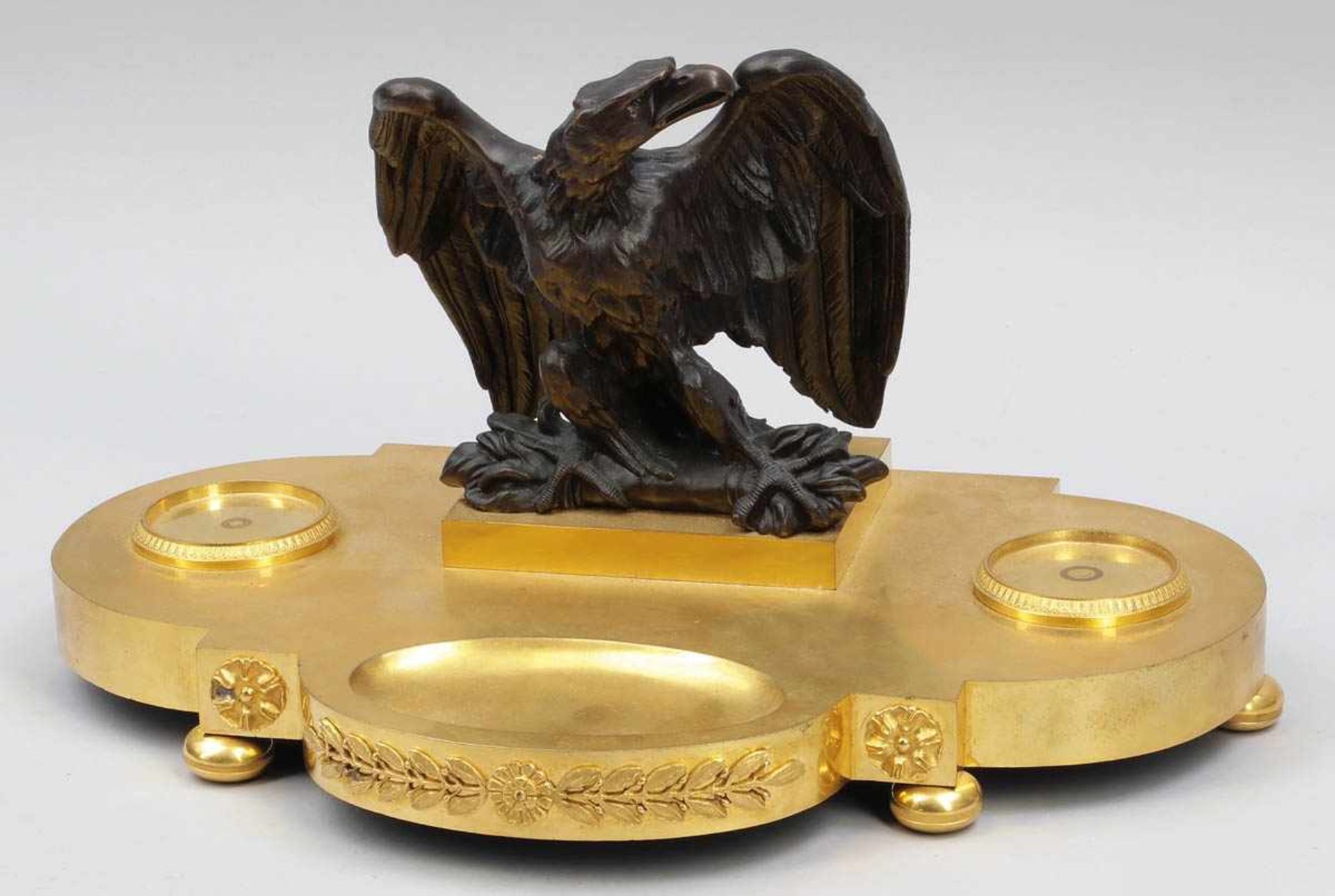 Schreibablage mit Adler Frankreich, um 1810. Bronze, feuervergoldet. 28 x 45 x 30 cm. Auf