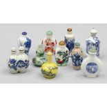 10 Snuffbottles China. Porzellan. Polychrom bemalt. Teilw. blaue Unterglasurmalerei. H. bis 9 cm.