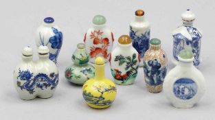 10 Snuffbottles China. Porzellan. Polychrom bemalt. Teilw. blaue Unterglasurmalerei. H. bis 9 cm.