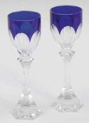 2 Weingläser Cristallerie Saint Louis, Frankreich. Farbloses Glas, im Kuppabereich mit blauem Glas