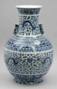 Bodenvase China, um 1900. Porzellan. Blaue Unterglasurmalerei. H. 58 cm. Blaue Bodenmarke: Da Qing