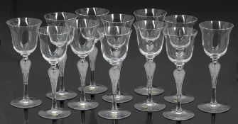 12 Weingläser Igor Carl Fabergé, France. Farbloses Glas, formgepresst, z. T. mattiert. Unter dem