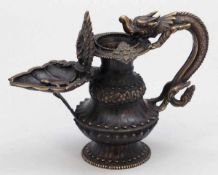 Öllampe China, um 1900. Bronze. 17,5 cm. Mit eigenem Ölreservoir. Henkel in Form eines Makaras.