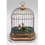 Singvogelkäfig Oktogonaler Käfig auf Holzsockel mit drei Singvögeln auf Ästen sitzend. H. 35 cm.