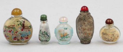 5 Snuffbottles China, um 1900. Glas. Innenglasmalerei. H. bis 7,5 cm.