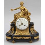 Empire-Pendule Schmitz/Paris/Frankreich, 19. Jh. Bronze, vergoldet. Marmor. 38 x 31 x 13 cm.