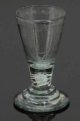 Schnapsglas mit gestuftem Sockel Lauenstein, Mitte 18. Jh. Farbloses Glas. Matt geschnitten: K im