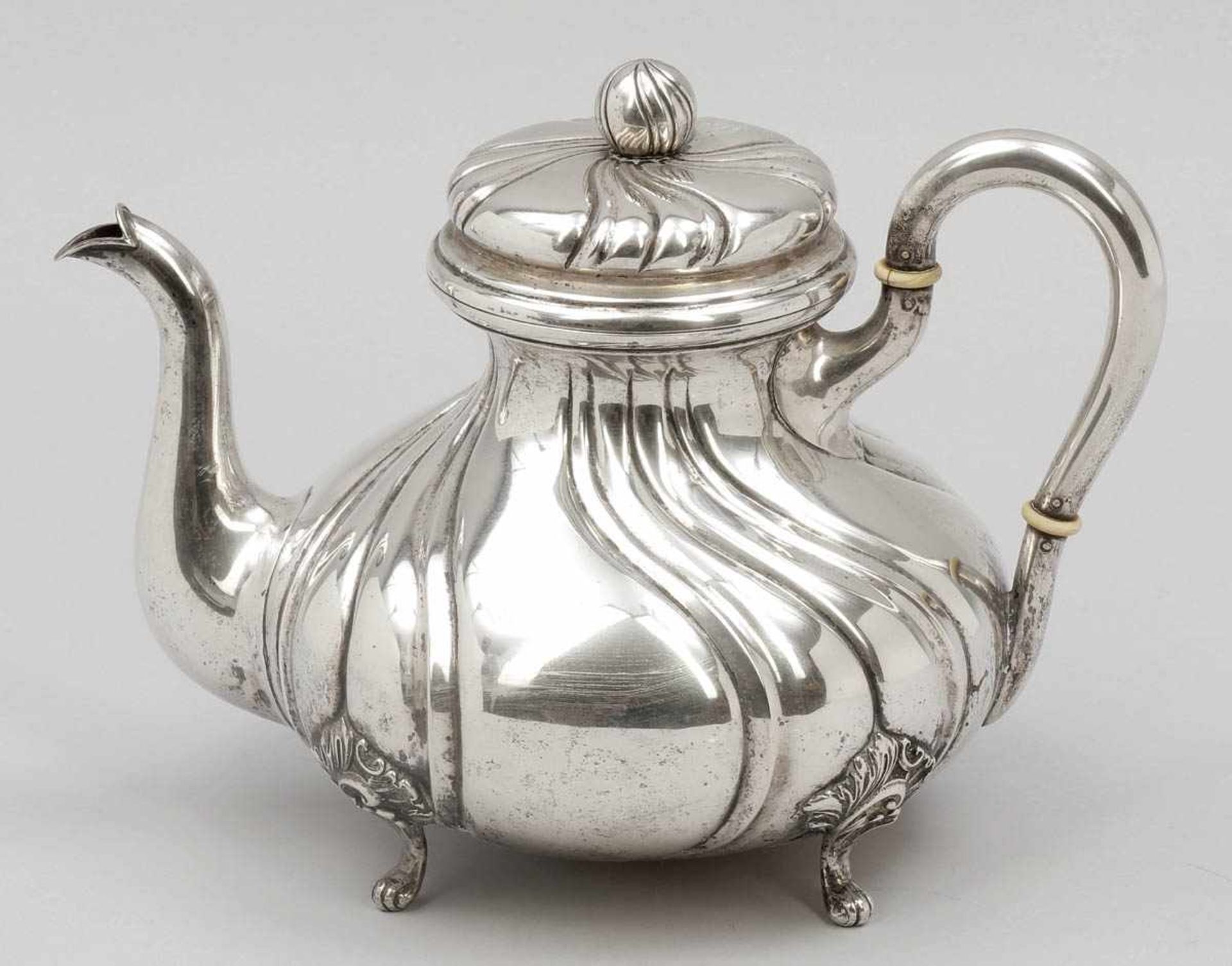 Teekanne im Barock-Stil 800er Silber. Punzen: Herst.-Marken, 800, Halbmond/Krone. H. 25,5 cm.