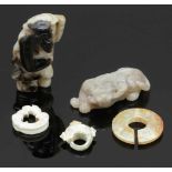 5 Schnitzereien China. Nephrit-Jade. 3 unterschiedliche Ringe D. bis 3,5 cm. Männliche Figur H. 6,