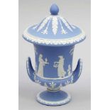 Deckelvase Wedgwood. Hellblaue Jasperware (feinkörniges, unglasiertes Steinzeug). Reliefauflage in