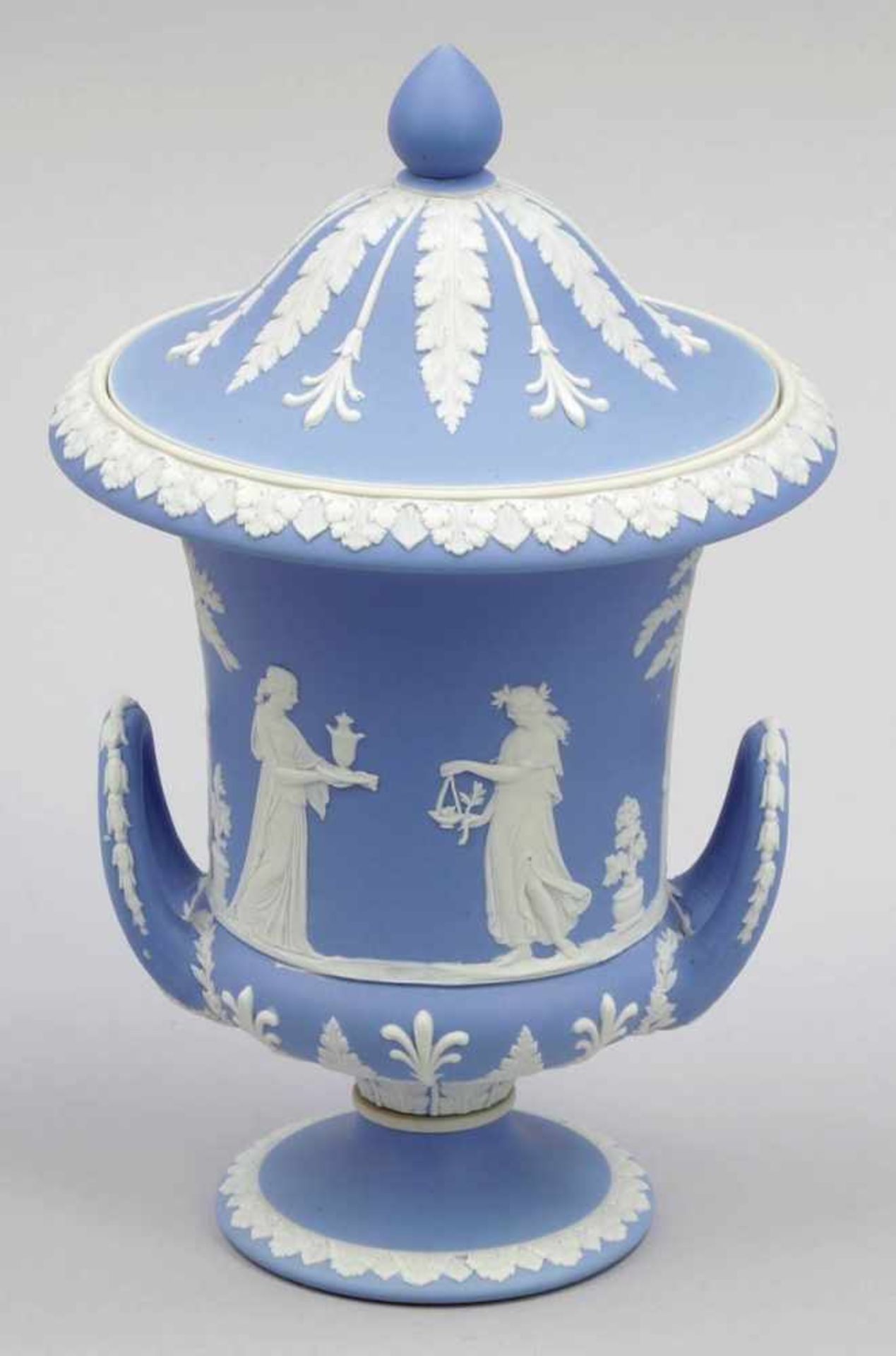 Deckelvase Wedgwood. Hellblaue Jasperware (feinkörniges, unglasiertes Steinzeug). Reliefauflage in