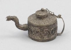 Teekanne und Teesieb Wohl China, 19. Jahrhundert. Silber. Ges.-Gew. 189 g. Kanne (H. 6 cm). Sieb (L.