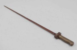 Bayonett 1886 Lebel Frankreich, nach 1915. Eisen. Messinggriff. L. 64 cm. - Zustand: Oxidiert.