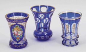 3 Biedermeier Becher Um 1830. Farbloses Glas mit blauem Überfang. Gold und polychrom bemalt.
