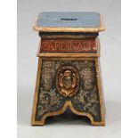 Kardinals-Hocker Italien. 18. Jh. Holz, gefast. 53,5 x 39 x 34 cm. Inschrift: Cardinalis