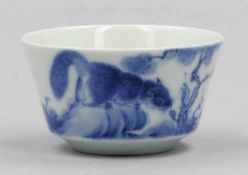 Kleine Teeschale China, frühes 20. Jahrhundert. Porzellan. Blaue Unterglasurmalerei. H. 4 cm. D. 7