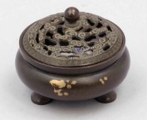 Kleines Weihrauchgefäß Japan, 19. Jahrhundert. Bronze. H. 6,5 cm. D. 8 cm. Bodenmarke. Bauchiger