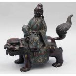 Adeliger auf einem Fo-Hund sitzend China, um 1900. Bronze. Cloisonné. H. 42 cm. Mit reich