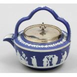 Teekanne mit versilbertem Metalldeckel Wedgwood. Blaue Jasperware (feinkörniges, unglasiertes